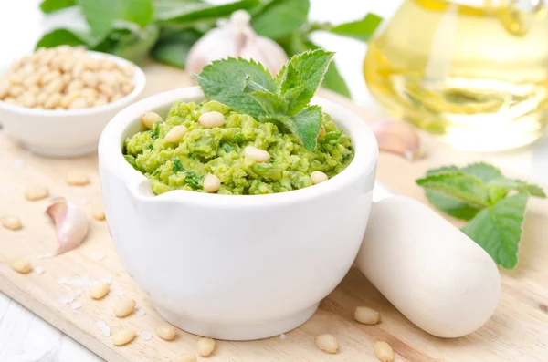 Pesto with green peas and mint, horizontal — Stock Photo, Image