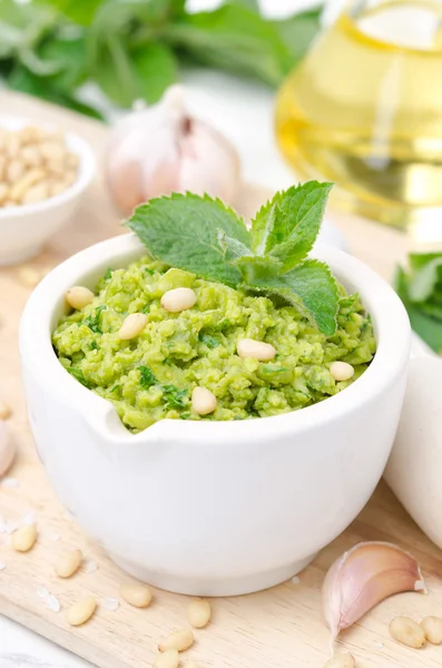 Pesto med gröna ärtor, mynta och pinjenötter närbild — Gratis stockfoto