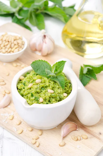 Yeşil bezelye, nane ve dolmalık fıstık pesto — Stok fotoğraf