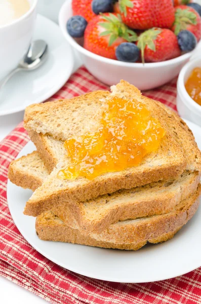Torrada com geléia de laranja e bagas frescas para o café da manhã — Fotografia de Stock