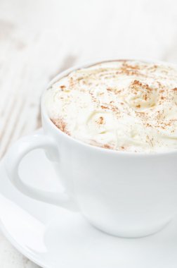 kakao ile tarçın ve çırpılmış krema yakın çekim