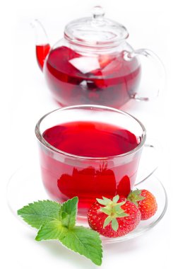 çay ve kırmızı çay taze çilek ve nane ile