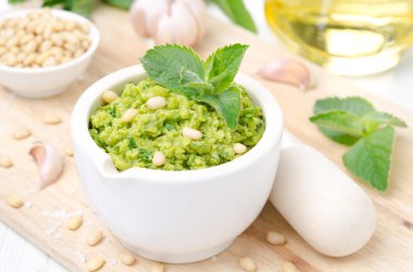 pesto ile yeşil bezelye, nane ve çam fıstığı, yatay