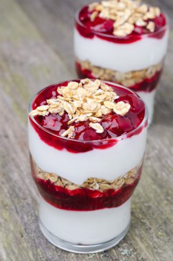 camino en el campo de arroz con cielo azul