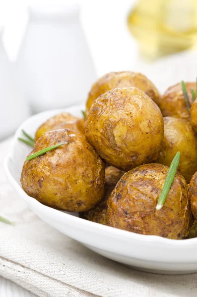 Batatas novas assadas com temperos, close-up — Fotografia de Stock