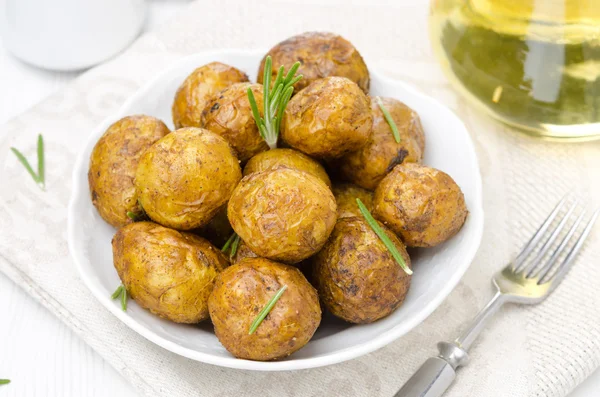 Batatas novas assadas com especiarias em uma tigela, vista superior — Fotografia de Stock