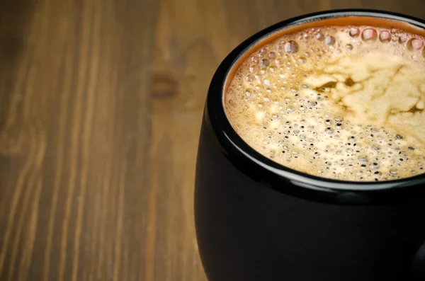 Schwarzer Kaffee mit Schaum in Nahaufnahme und Platz für Text — Stockfoto