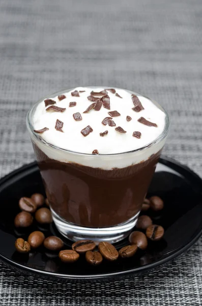 Chocolade-koffie mousse met slagroom in glas — Stockfoto