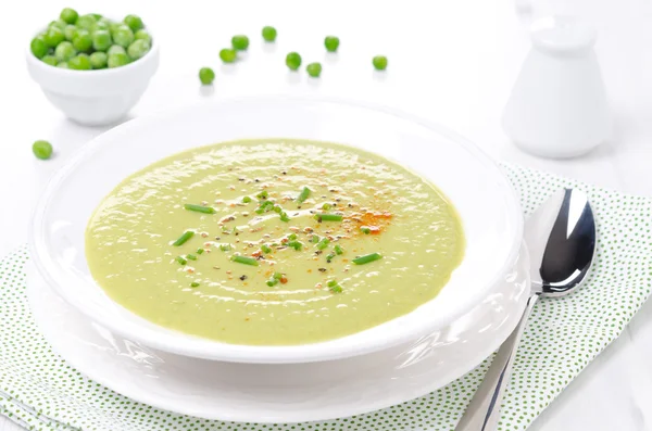 Sopa fría de guisantes verdes con yogur — Foto de Stock