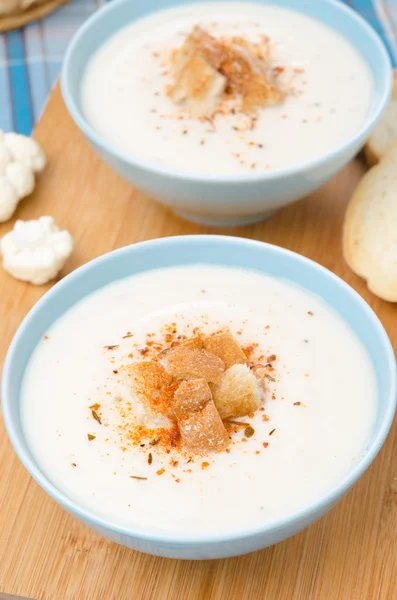 Minestra di cavolfiore fredda con crostini e formaggio, primo piano — Foto Stock