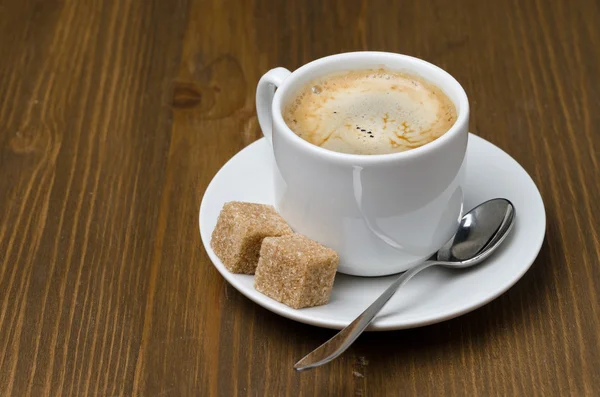 Siyah kahve köpüğü ve şeker kamışı küpler, yatay — Stok fotoğraf