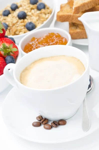 Filiżankę cappuccino na śniadanie, szczegół selektywne focus — Zdjęcie stockowe
