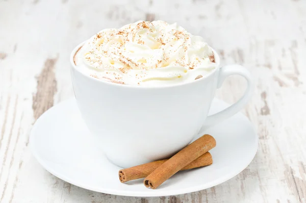 Taza de cacao con canela y crema batida — Foto de Stock