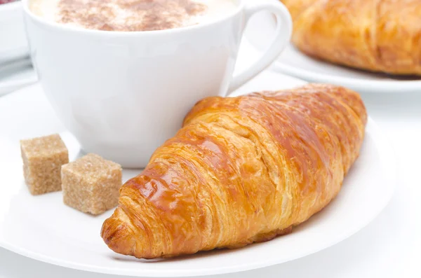 Verse croissants en kopje koffie bij het ontbijt — Stockfoto