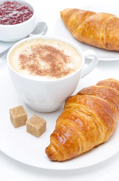 Croissant fresco, caffè e marmellata per colazione, primo piano — Foto Stock