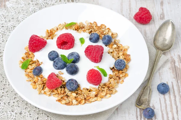 Homemade granola with yogurt, raspberries and blueberries — Stock Photo, Image
