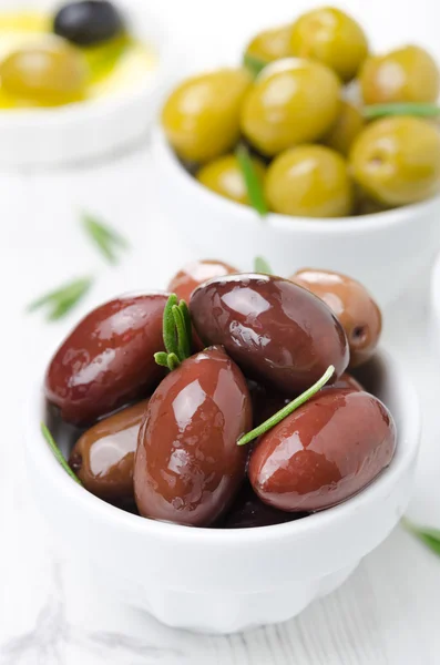 Kalamata zeytin kase yakın çekim — Stok fotoğraf