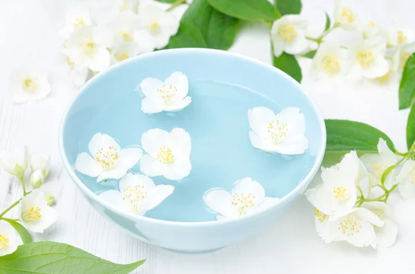 Fleurs de jasmin dans un bol pour le spa et l'aromathérapie — Photo