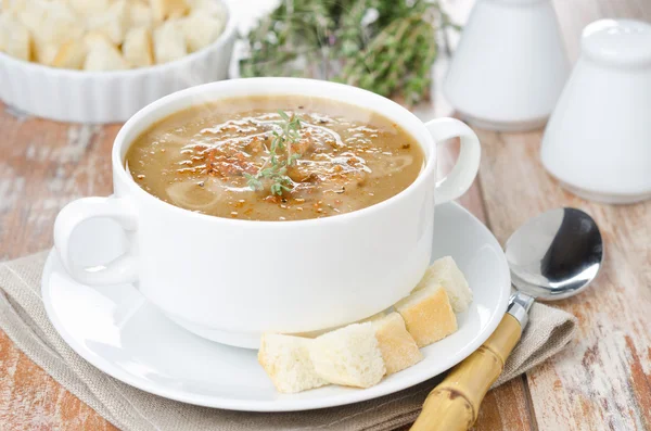 Mushroom cream soup with croutons and thyme — Stock Photo, Image
