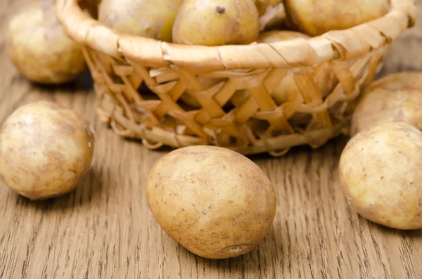 Nieuwe aardappelen op houten tafel close-up, selectieve aandacht — Stockfoto