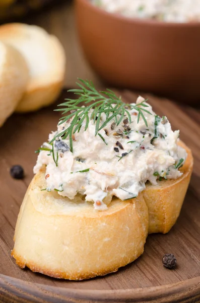 Pate of smoked fish with sour cream and dill on toasted bread — Stock Photo, Image