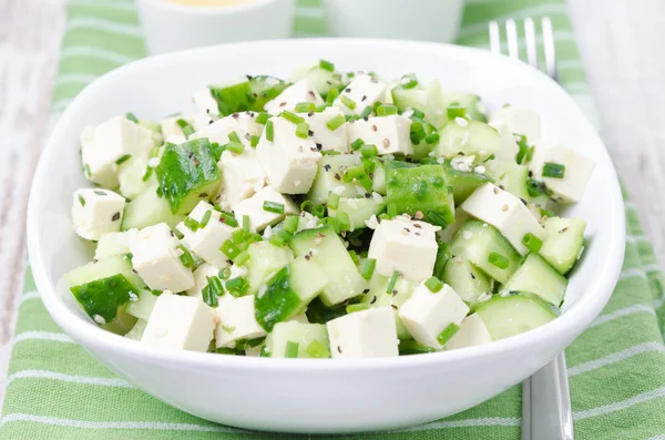 Салат с огурцом, тофу, зеленым луком и кунжутом крупным планом — Бесплатное стоковое фото