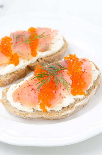 Sandwich with cream cheese, salted salmon and red caviar — Stock Photo, Image