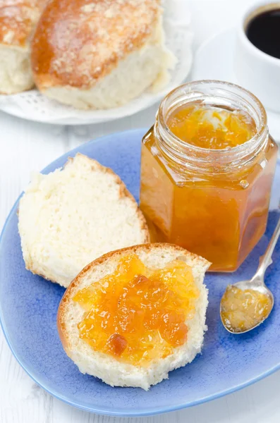 Sweet bun with apricot jam for breakfast — Stock Photo, Image
