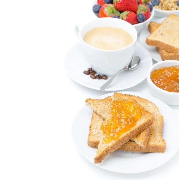 Toast mit Orangenmarmelade, Cappuccino und frischen Beeren — Stockfoto