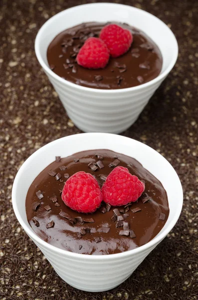 Two bowls of chocolate mousse and fresh raspberries, top view — Stock Photo, Image