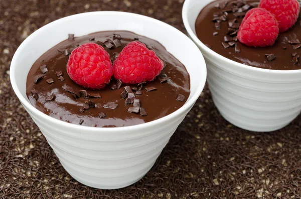 Duas taças de mousse de chocolate com framboesas frescas, close-up — Fotografia de Stock