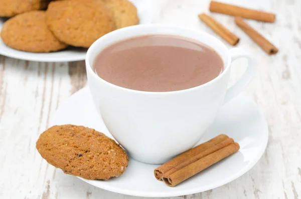 Tazza di cacao bianco con cannella e biscotti di farina d'avena — Foto Stock