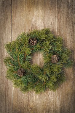 antika ahşap zemin üzerinde Noel köknar çelenk
