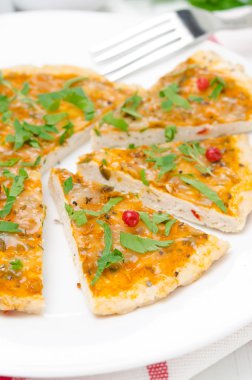 tatlı domates soslu tavuk pizza dilim peynir