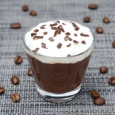 kahve ve çikolata mousse krema ile