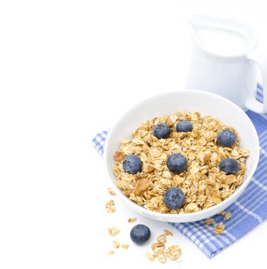 yaban mersini ve izole süt kabı ile müsli