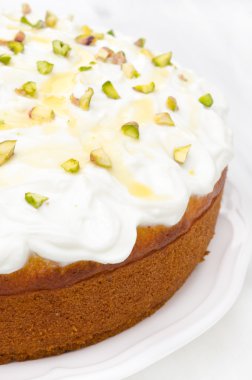 Yunan yoğurt, bal ve antep fıstığı ile turuncu kek