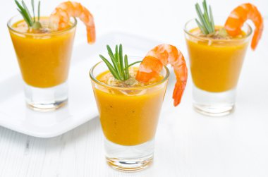 karides, parmesan, biberiye alakart gözlük ile kabak çorbası