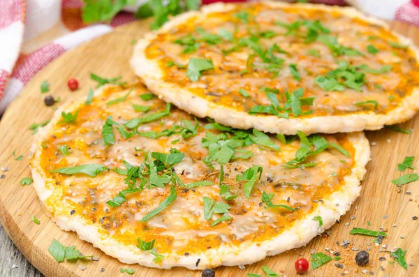 Chicken pizza with tomato sauce, cheese and parsley, horizontal — Stock Photo, Image