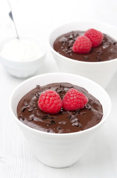 Mousse de chocolate con frambuesas y crema batida sobre blanco — Foto de Stock