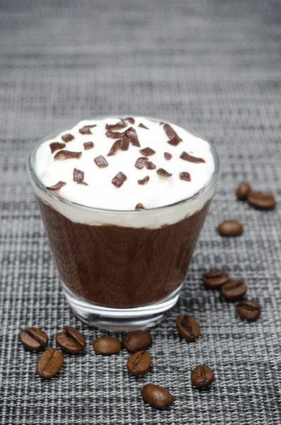 Mousse de chocolate y café con crema batida en un vaso — Foto de Stock