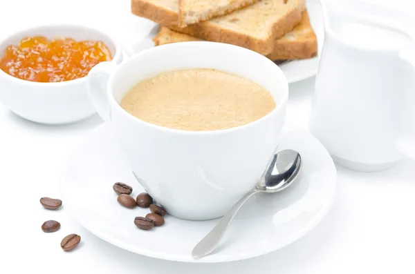 Zbliżenie: cappuccino, mleko, świeże tosty i dżem na biały — Zdjęcie stockowe