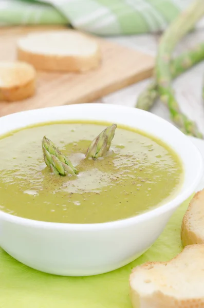 Sopa de crema de espárragos y guisantes verdes con pan tostado — Foto de Stock