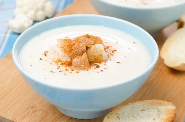 Cold cauliflower soup with cottage cheese in a bowl — Stock Photo, Image