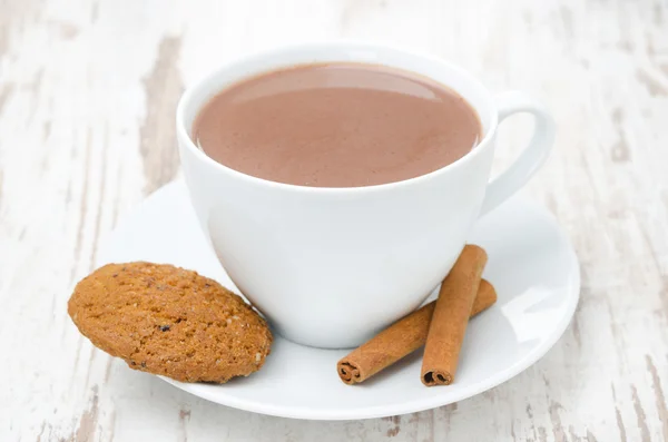 Šálek kakaa s skořicí a ovesné vločky cookies — Stock fotografie