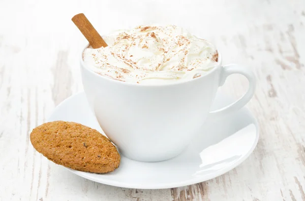 Tasse Kakao mit Zimt, Schlagsahne und Haferflockenplätzchen — Stockfoto