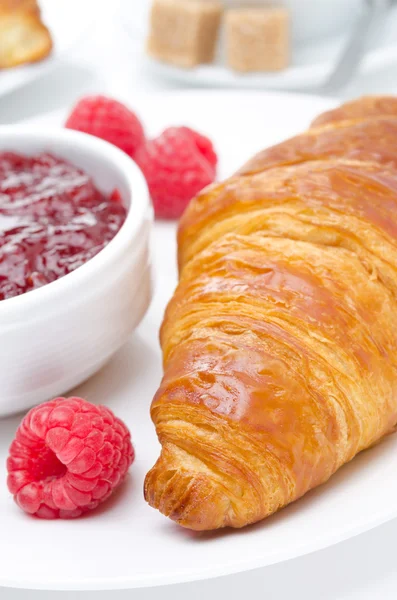 Delicious breakfast - fresh croissant, jam and raspberry — Stock Photo, Image