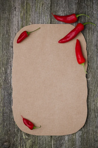 Carta vuota per ricetta e peperoncino su legno vecchio — Foto Stock