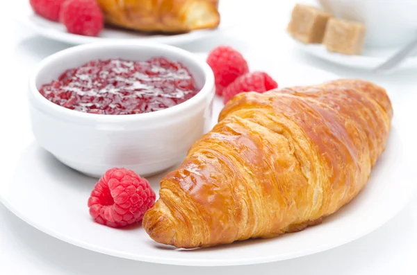 Cruasán fresco, frambuesa y mermelada para el desayuno de cerca — Foto de Stock