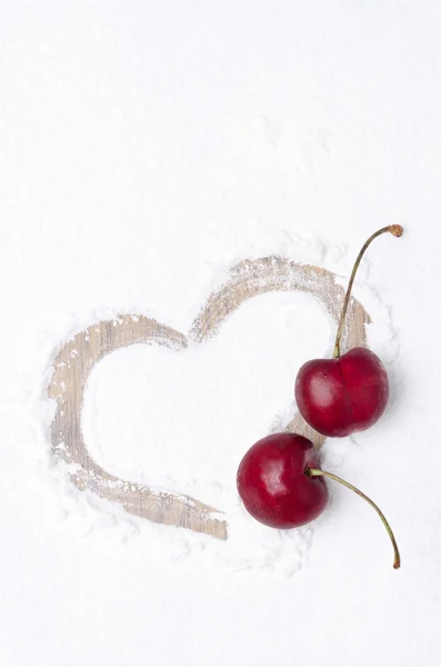 Καρδιά ζωγραφισμένα στο φόντο ζάχαρη άχνη και δύο κεράσια — Φωτογραφία Αρχείου